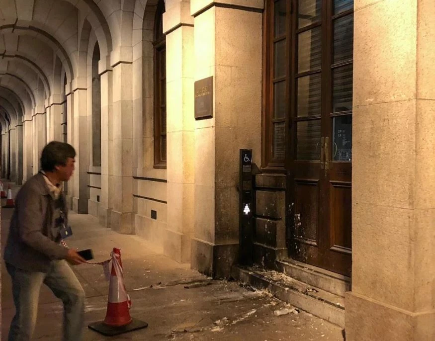 Trụ sở một tòa án bị ném bom xăng. Ảnh: SCMP