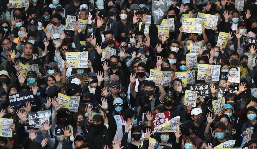 Người biểu tình giơ tay thể hiện biểu tượng 5 yêu cầu của mình. Ảnh: SCMP