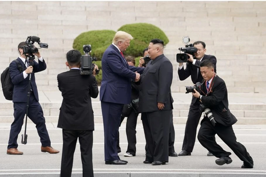Tổng thống Mỹ Donald Trump (trái) bắt tay lãnh đạo Triều Tiên Kim Jong-un (phải) gặp nhau tại làng Bàn Môn Điếm ngày 30-6. Ảnh: REUTERS