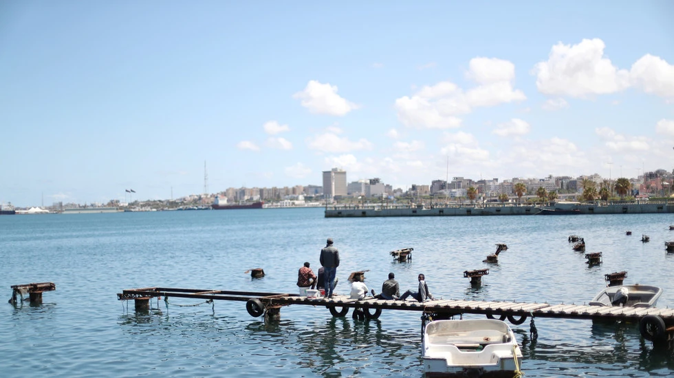 Bờ biển Địa Trung Hải ở Tripoli (Lybia). Ảnh: REUTERS