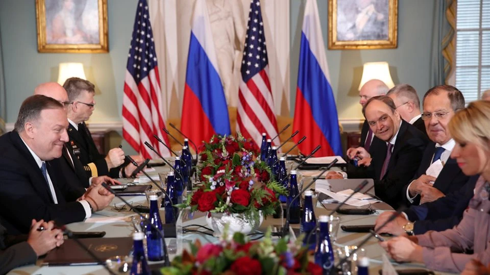 Ngoại trưởng Mỹ Mike Pompeo (giữa, trái) đối thoại cùng Ngoại trưởng Nga Sergey Lavrov (giữa, phải) tại trụ sở Bộ Ngoại giao Mỹ ở thủ đô Washington (Mỹ) ngày 10-12. Ảnh: REUTERS