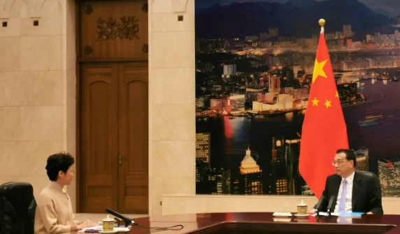 Trưởng Đặc thu Hong Kong Lâm Trịnh Nguyệt Nga (trái) được Thủ tướng Trung Quốc Lý Khắc Cường chỉ đạo điều tra các vấn đề xã hội sâu xa ở Hong Kong. Ảnh: HONG KONG COMMERCIAL DAILY