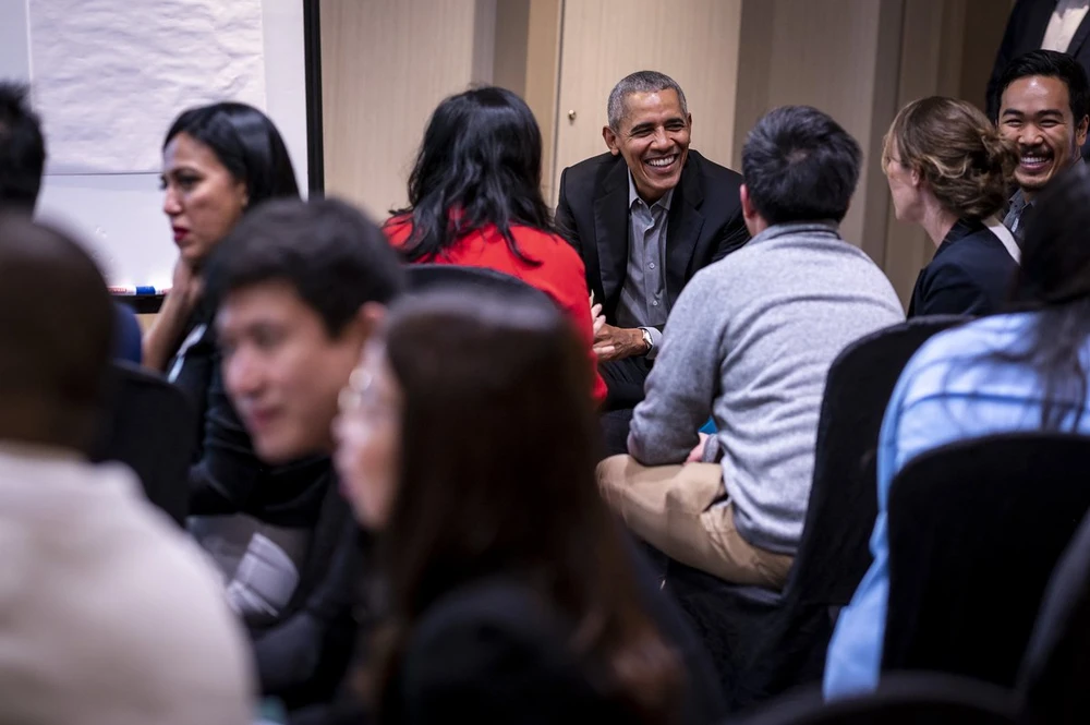 Hình ảnh cựu Tổng thống Mỹ Barack Obama (giữa) đưa lên trang Twitter của mình về sự kiện ở Singapore. Ảnh: TWITTER