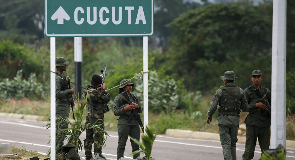 Binh sĩ Venezuela tại cầu quốc tế Tienditas nối Venezuela với Colombia. Ảnh: AP