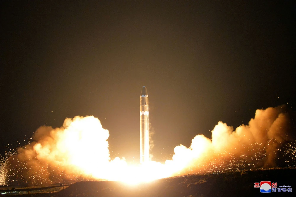 Triều Tiên thử tên lửa đạn đạo xuyên lục địa Hwasong-15 ngày 29-11-2017. Ảnh: KCNA
