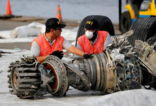 Động cơ máy bay 737 MAX 8 rơi ở Indonesia được vớt từ biển lên. Ảnh: Reuters