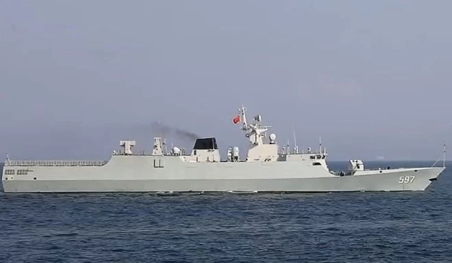 Tàu hộ tống hạng nhẹ Khâm Châu trong cuộc tập trận ở biển Đông. Ảnh: WEIBO