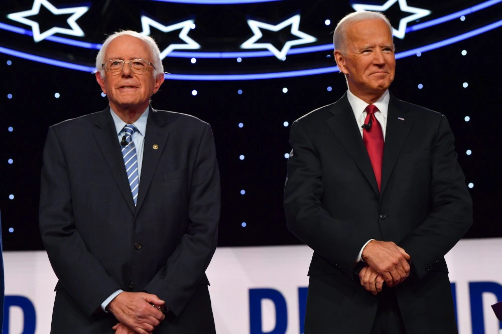 Ông Bernie Sanders (trái) và ông Joe Biden (phải) trong một phiên tranh luận hồi tháng 10, chạy đua vào vị trí đề cử đại diện đảng Dân chủ tham gia cuộc bầu cử tổng thống Mỹ 2020. Ảnh: AFP