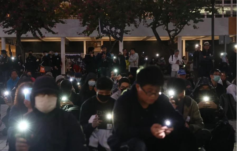 Khoảng 600 người biểu tình hòa bình ở trung tâm Hong Kong ngày 30-12. Ảnh: SCMP