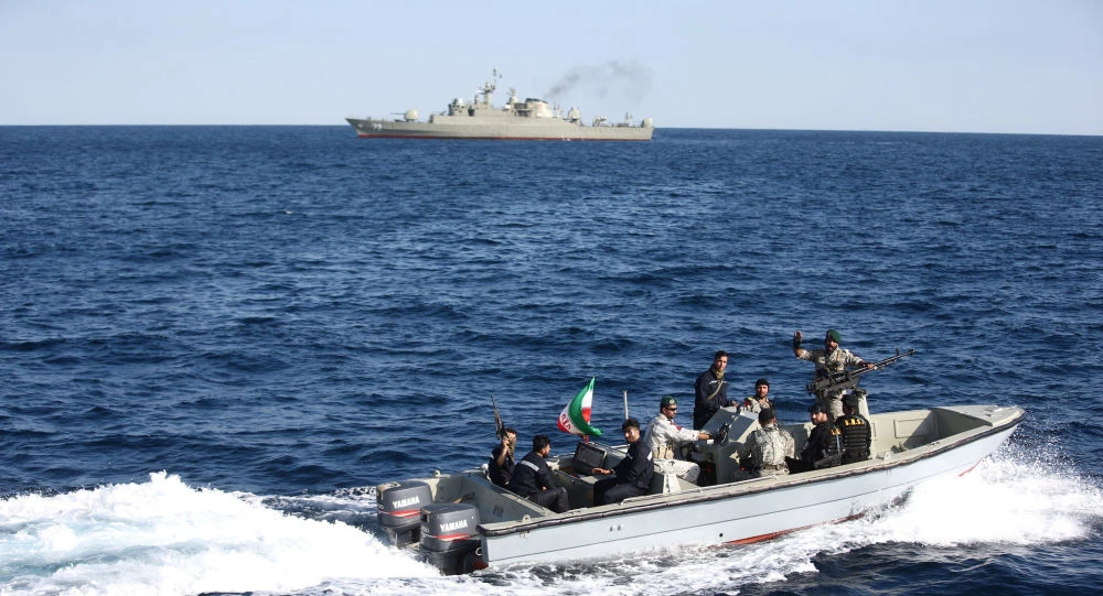 Lính thủy Iran trên một xuồng cao tốc ở biển Oman trong ngày tập trận chung thứ ba Iran-Nga-Trung Quốc. Ảnh: REUTERS