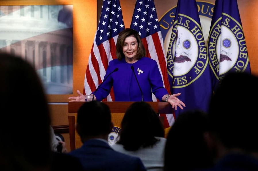 Chủ tịch Hạ viện Mỹ Nancy Pelosi phát biểu trước phiên bỏ phiếu tại Hạ viện ngày 9-1 về nghị quyết quyền lực chiến tranh nhằm hạn chế hành động của ông Trump với Iran. Ảnh: REUTERS