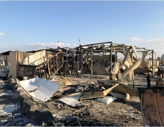 Hiện trường căn cứ không quân Ayn al-Asad ở tỉnh Anbar (Iraq) ngày 13-1, sau khi bị Iran nã tên lửa. Ảnh: REUTERS