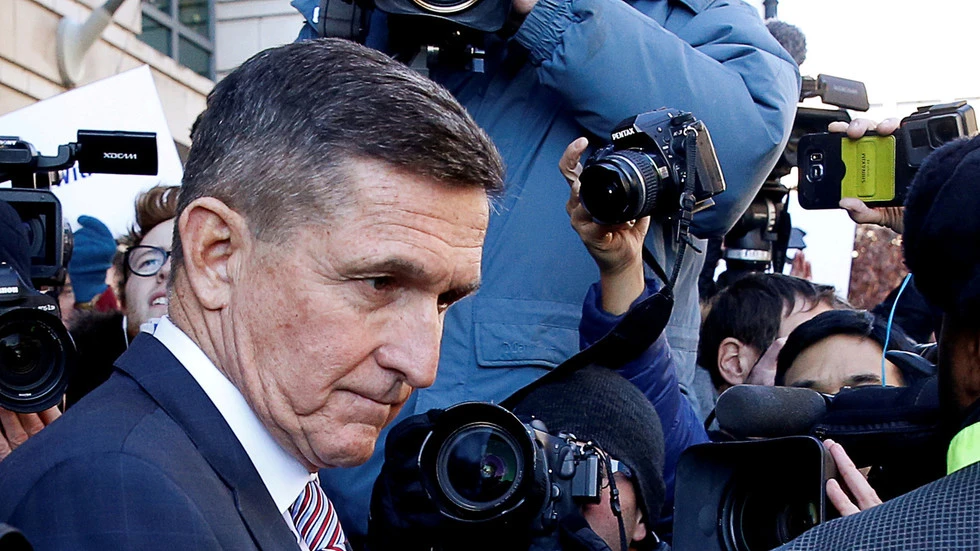 Tướng Michael Flynn - cựu Cố vấn an ninh quốc gia của Tổng thống Mỹ Donald Trump rời tòa án liên bang ở thủ đô Washington sau phiên xử tháng 12-2018. Ảnh: REUTERS