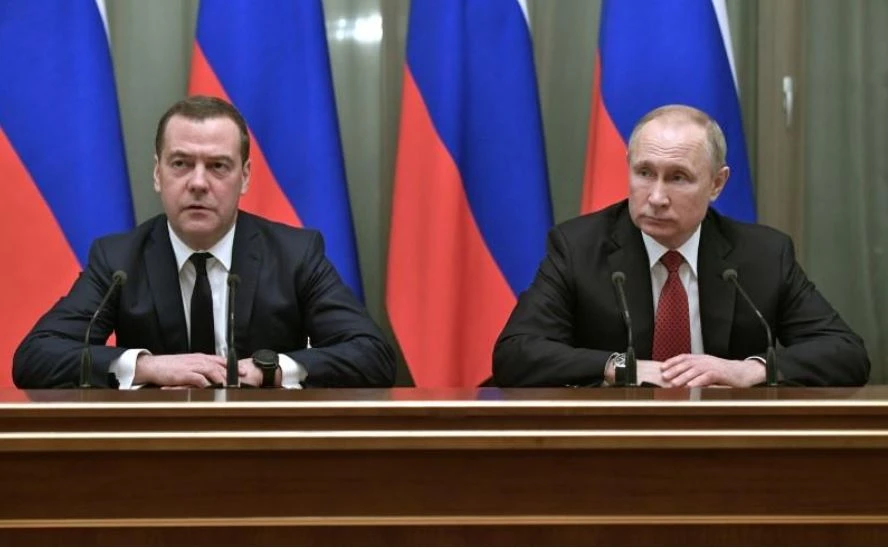 Thủ tướng Nga Dmitry Medvedev (trái) và Tổng thống Nga Vladimir Putin gặp các thành viên nội các Nga ngày 15-1. Ảnh: REUTERS