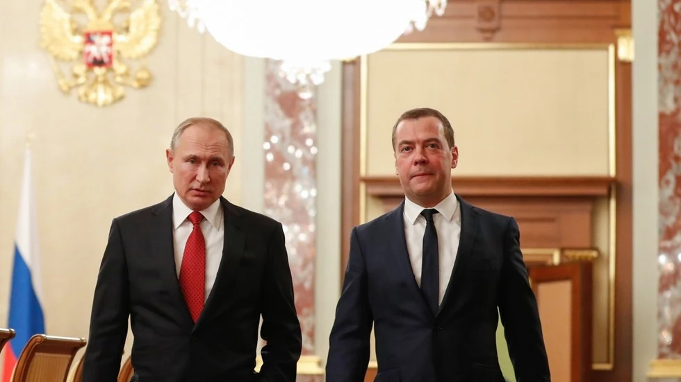 Thủ tướng Nga Dmitry Medvedev (phải) nói ông và chính phủ từ chức để tạo điều kiện cho Tổng thống Nga Vladimir Putin (trái) và thực hiện thay đổi Hiến pháp. Ảnh: SPUTNIK