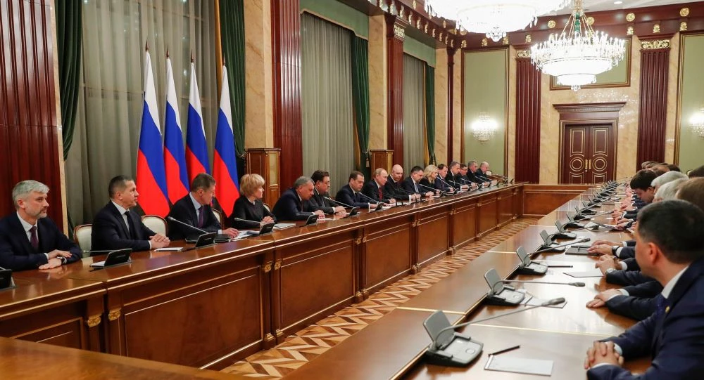 Tổng thống Nga Vladimir Putin và Thủ tướng Nga Dmitry Medvedev (cùng ngồi giữa bàn, bên trái) gặp các thành viên chính phủ Nga ngày 15-1. Ảnh: SPUTNIK