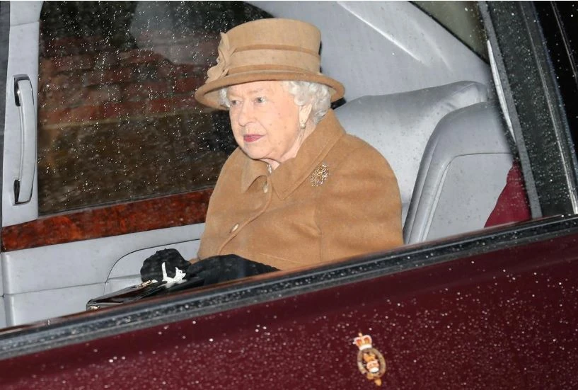 Nữ hoàng Anh Elizabeth II trở về cung điện sau lễ nhà thờ ngày 12-1. Ảnh: REUTERS