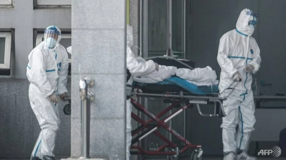 Nhân viên y tế đẩy xe chở bệnh nhân tại bệnh viện – nơi các ca nhiễm virus Vũ Hán đang điều trị, tại TP Vũ Hán, tỉnh Hồ Bắc (Trung Quốc) ngày 18-1. Ảnh: AFP