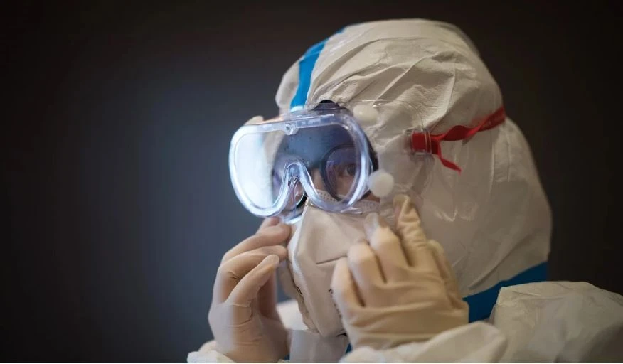 Các bác sĩ ở Vũ Hán nói họ thiếu trầm trọng đồ bảo hộ ngăn lây nhiễm. Ảnh: REUTERS