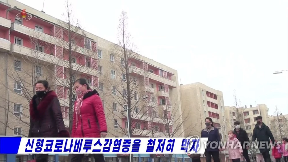 Người dân Bình Nhưỡng đeo khẩu trang ngừa nhiễm virus Corona. Ảnh: YONHAP chụp từ truyền hình Triều Tiên ngày 31-1