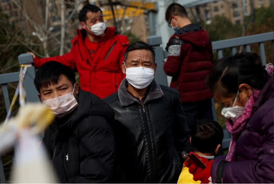 Người dân tỉnh Hồ Bắc (Trung Quốc) trong tâm điểm dịch. Ảnh: REUTERS