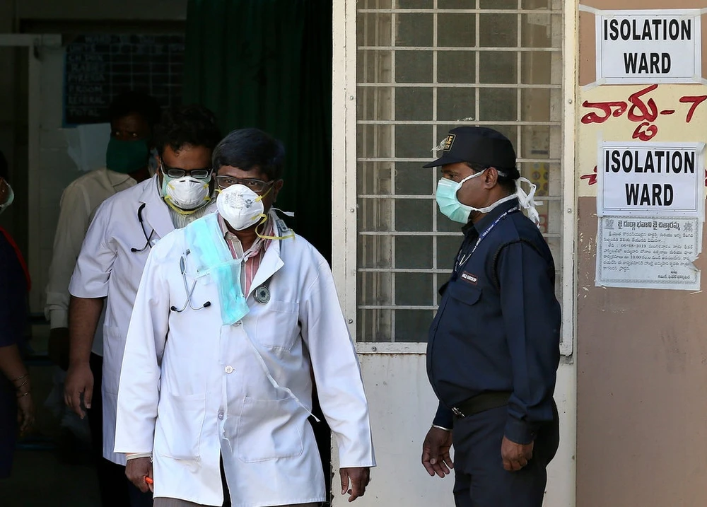 Bác sĩ bang Hyderabad (Ấn Độ) tại một khu vực cách ly người trở về từ Trung Quốc. Ảnh: AP