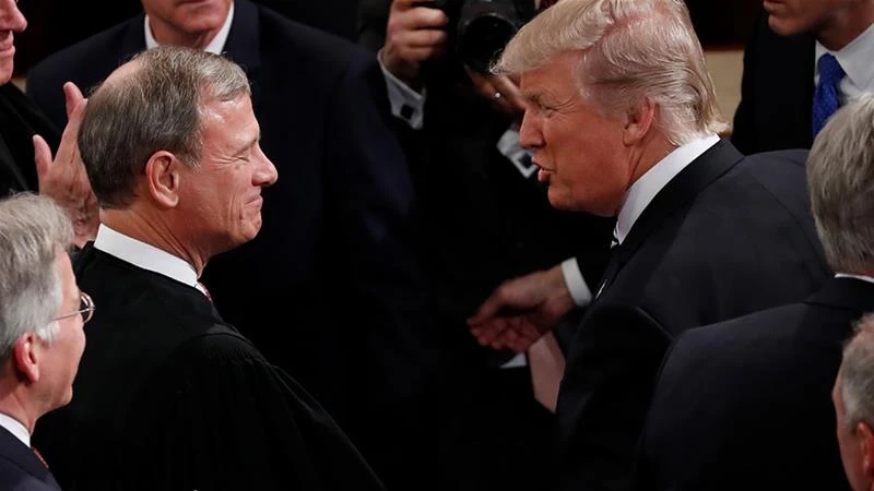 Chánh án John Roberts (trái) trong một lần gặp Tổng thống Donald Trump. Ảnh: Al JAZEERA