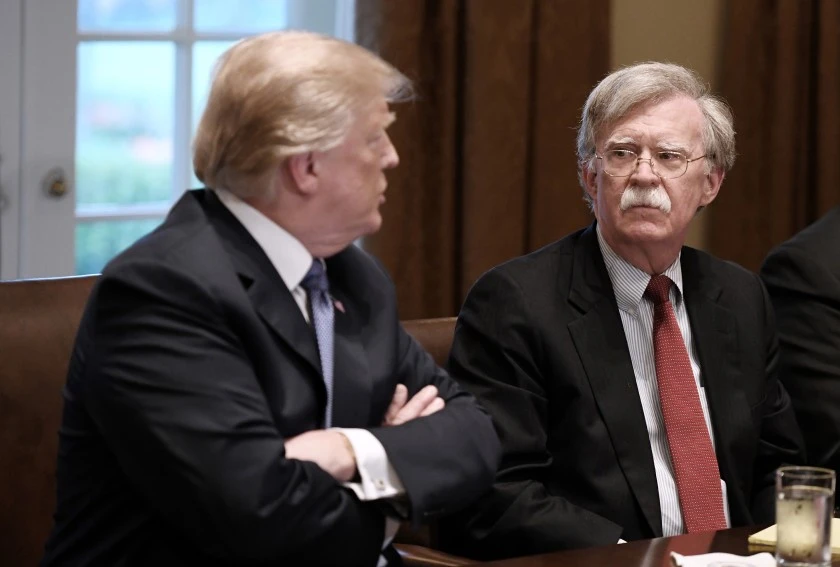 Cựu Cố vấn an ninh quốc gia Mỹ John Bolton và Tổng thống Mỹ Donald Trump. Ảnh: LOS ANGELES TIMES