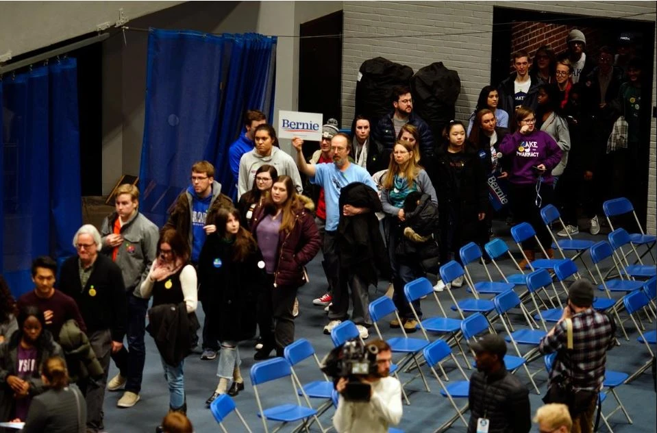 Xếp hàng bỏ phiếu kín tại trường đại học Drake ở TP Des Moines, bang Iowa (Mỹ) tối 3-2. Ảnh: REUTERS