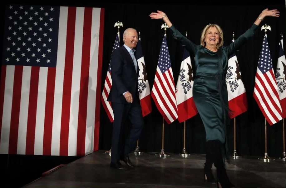 Cựu Phó Tổng thống Mỹ, ứng viên Dân chủ Joe Biden và vợ gặp mặt người ủng hộ tại bang Iowa (Mỹ) tối 3-2. Ảnh: REUTERS
