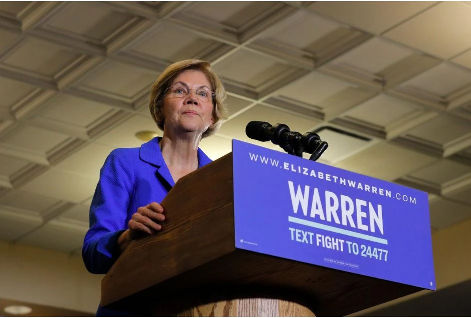 Thượng nghị sĩ, ứng viên Dân chủ Elizabeth Warren phát biểu trước người ủng hộ tại bang Iowa (Mỹ) tối 3-2. Ảnh: REUTERS