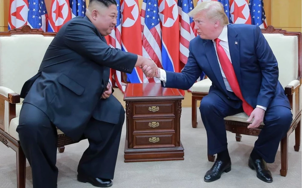Lãnh đạo Triều Tiên Kim Jong-un (trái) và Tổng thống Mỹ Donald Trump (phải) trong lần gặp nhau lần thứ, tại khu phi quân sự liên Triều tháng 6-2019. Ảnh: REUTERS
