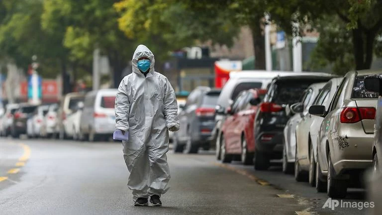 Một nhân viên y tế trên đường phố Vũ Hán. Ảnh: AP