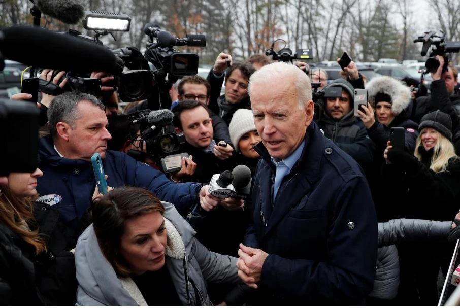 Ứng viên Joe Biden gặp người ủng hộ tại một điểm bỏ phiếu ở bang New Hampshire (Mỹ) ngày 11-2. Ảnh: REUTERS