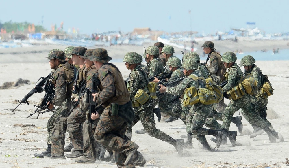 Thủy quân lục chiến Philippines và Mỹ trong một cuộc tập trận tấn công ở bờ biến năm 2014. Ảnh: AFP