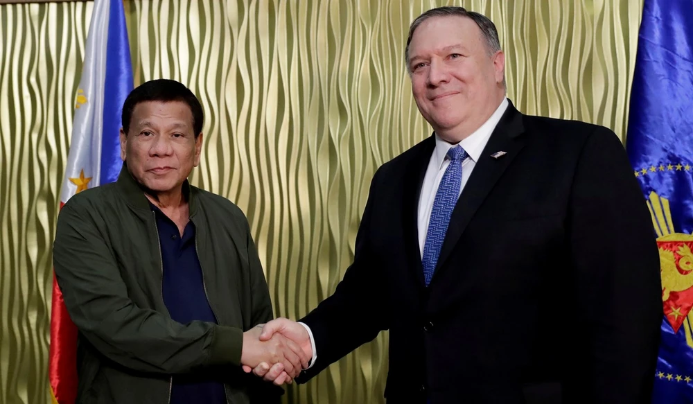 Tổng thống Philippines Rodrigo Duterte (trái) gặp Ngoại trưởng Mỹ Mike Pompeo tháng 2-2019. Ảnh: REUTERS