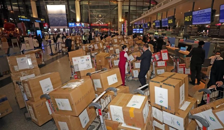 Thiết bị y tế chuẩn bị được mang đi phân phối chống dịch. Ảnh: THX