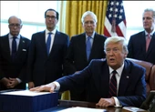 Ông Trump ký ban hành gói 2,2 ngàn tỉ USD cứu nguy kinh tế