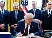 COVID-19: Gói giải cứu lịch sử 2.200 tỉ đô ông Trump ký có gì?