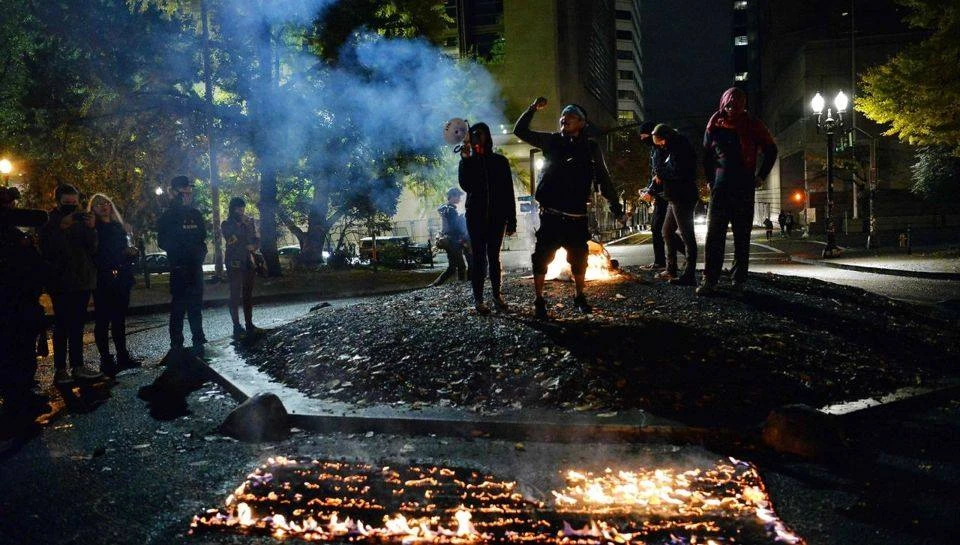 Khó khăn chồng chất đối với Tổng thống Trump ảnh 8