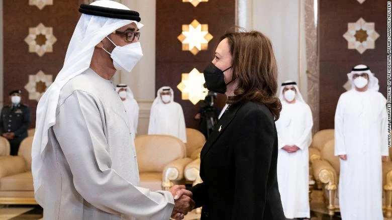 Phó Tổng thống Mỹ Kamala Harris (phải) chia buồn với tân Tổng thống UAE Abu Dhabi Sheikh Mohammed bin Zayed al-Nahyan về sự qua đời của anh trai ông là cố Tổng thống Sheikh Khalifa bin Zayed al-Nahyan, tại Adu Dhabi (UAE) ngày 16-5. Ảnh: REUTERS