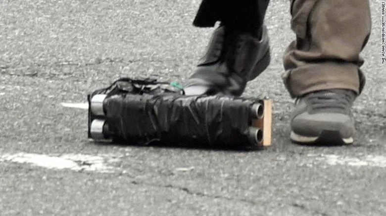 Vũ khí tự chế nghi phạm dùng bắn ông Shinzo Abe và vứt trên đường phố Nara (Nhật) ngày 8-7. Ảnh: CNN Vũ khí tự chế nghi phạm dùng bắn ông Shinzo Abe và vứt trên đường phố Nara (Nhật) ngày 8-7. Ảnh: CNN