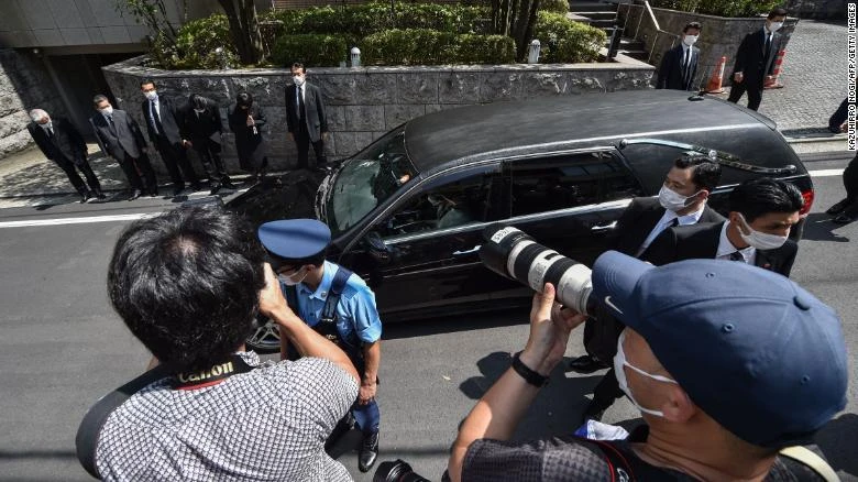 Xe chở thi thể cố Thủ tướng Nhật Shinzo Abe về đến nhà riêng của gia đình ông ở thủ đô Tokyo, ngày 9-7. Ảnh: CNN