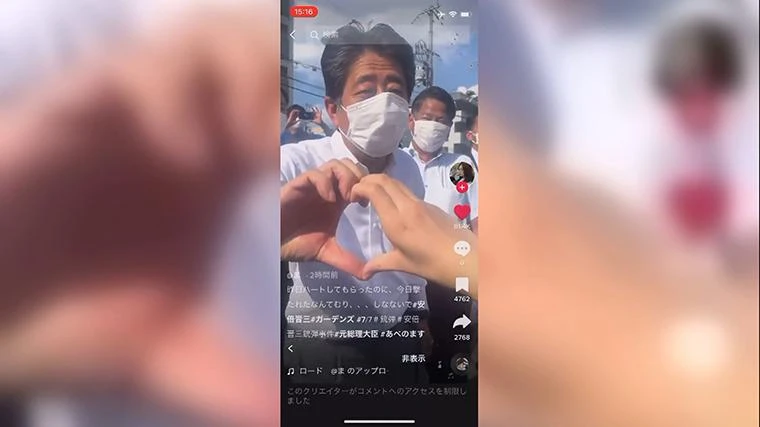 Một người ủng hộ cố Thủ tướng Shinzo Abe chia sẻ hình ảnh họ gặp gỡ với ông không lâu trước khi ông bị bắn ngày 8-7. Ảnh: CNN