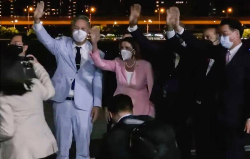 Chủ tịch Hạ viện Mỹ Nancy Pelosi (áo hồng) đến Đài Loan tối 2-8. Ảnh: TVBS NEWS