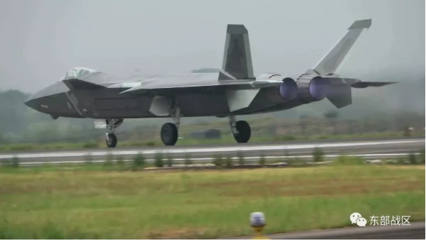 Một máy bay chiến đấu tàng hình J-20 của Không quân Trung Quốc tham gia tập trận gần Đài Loan vào ngày 3-8. Ảnh: CHINA MILITATY ONLINE