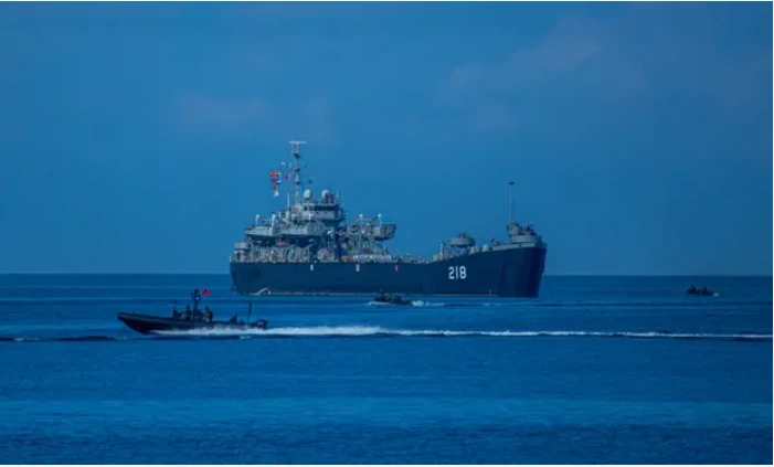 Tàu đổ bộ lớp LST-218 của Đài Loan trong cuộc tập trận quân sự Hán Quang được tổ chức vào tuần trước, mô phỏng tình huống TQ chiếm đảo. Ảnh: ANNABELLE CHIH/GETTY IMAGES