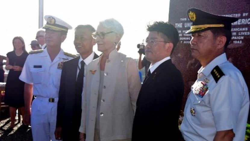 Thứ trưởng Ngoại giao Mỹ Wendy Sherman (giữa) chụp ảnh với các đại biểu và đại diện Nhật tại lễ kỷ niệm 80 năm Trận chiến Guadalcanal tại thủ đô Honiara của Quần đảo Solomon vào ngày 7-8. Ảnh: AFP