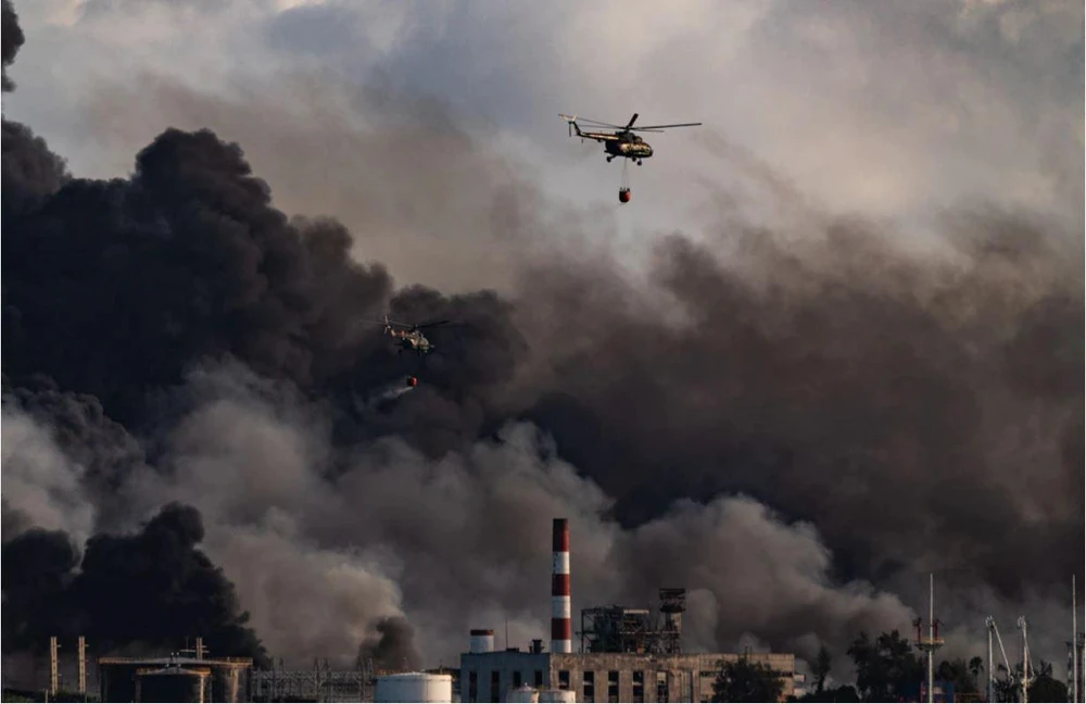 Trực thăng được huy động thả nước vào đám cháy kho dầu ở tỉnh Matanzas (Cuba) ngày 8-8. Ảnh: AFP