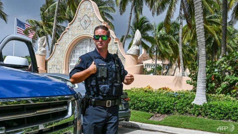 Đặc vụ đứng trước khu nghỉ dưỡng Mar-a-Lago (Florida, Mỹ) của cựu Tổng thống Donald Trump ngày 9-8. Ảnh: AFP